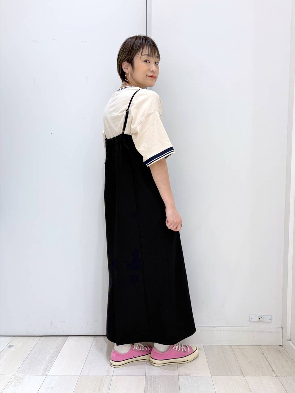 「GLOBAL WORK、夏コーデ、ママコーデ、体型カバー、ラフ、ゆったり、キッズ、キッズ服、キャミワンピース、ワンピース、Tシャツ、セールコーデ、カジュアル、着痩せ・細見え」｜「GLOBAL WORKの選べるシルエットキャミワンピース/253504（ワンピース、ブラック系）」を使った、mahimahi0220さん（レディース・159cm）の春コーディネートの2枚目の写真