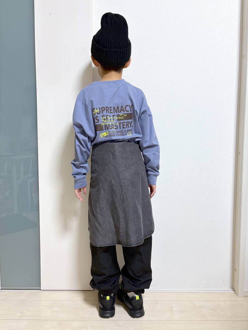 ブラック系のシャツ/ブラウス、ブラック系のカーゴパンツ、ブルー系のTシャツ/カットソーを着用したキッズの秋コーディネートの3枚目の写真