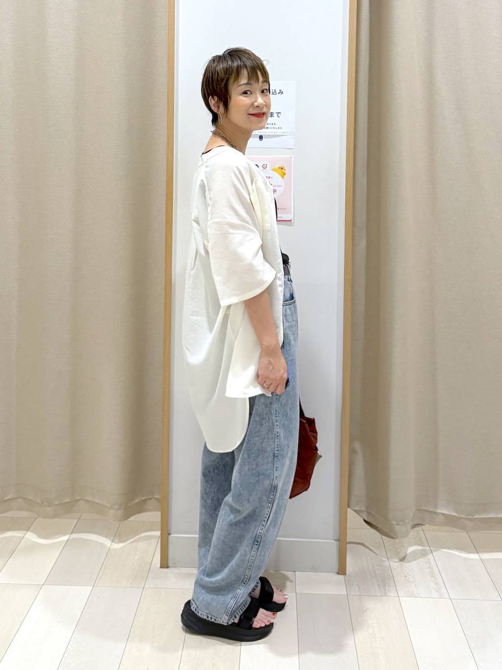 「ベーシック/シンプル、体型カバー、ラフ、ゆったり、着痩せ・細見え、カジュアル、ママコーデ、GLOBAL WORK、パンツ、デニムパンツ、シャツ、ベルト、トートバッグ、タンクトップ、サンダル」|「GLOBAL WORKのGOODデニムバギーパンツ/118365(デニムパンツ、ブルー系)」を使った、mahimahi0220さん(レディース・159cm)の夏コーディネートの2枚目の写真