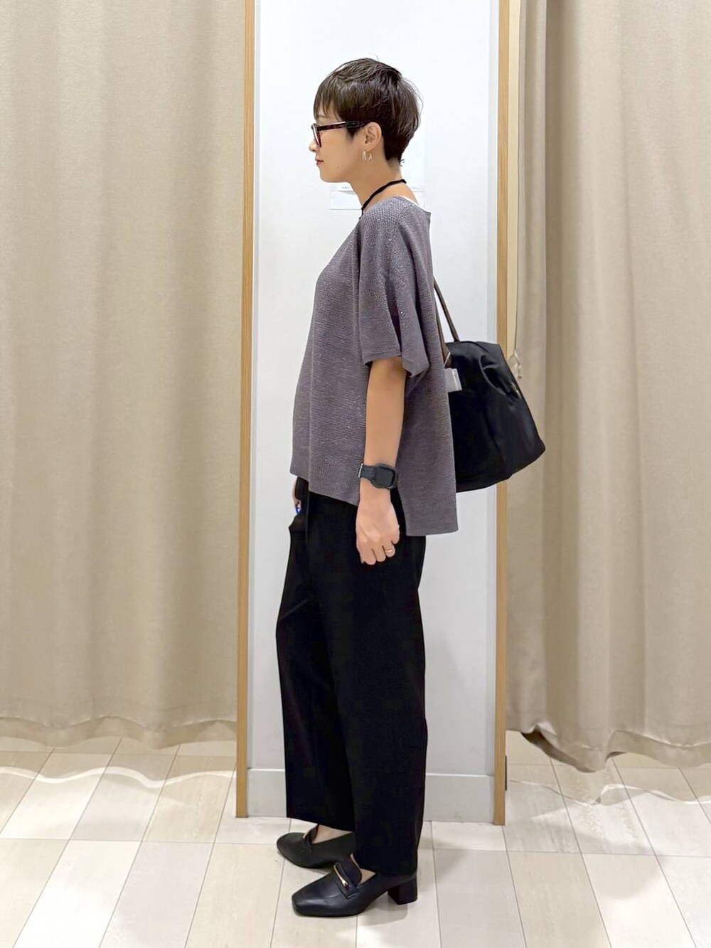 ブラック系のローファー、グレー系のニット/セーター、ブラック系のその他パンツを着用したレディースの秋コーディネートの5枚目の写真