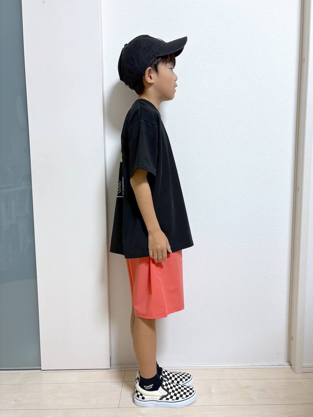 「GLOBAL WORK、パンツ、カジュアル、ベーシック/シンプル、ラフ、ゆったり、キッズ、キッズ服、ショーツ、Tシャツ、セールコーデ、リラックス、楽ちんコーデ」｜「GLOBAL WORKのエアかるショーツ/147339（その他パンツ、オレンジ系）」を使った、mahimahi0220さん（キッズ・129cm）の秋コーディネートの3枚目の写真