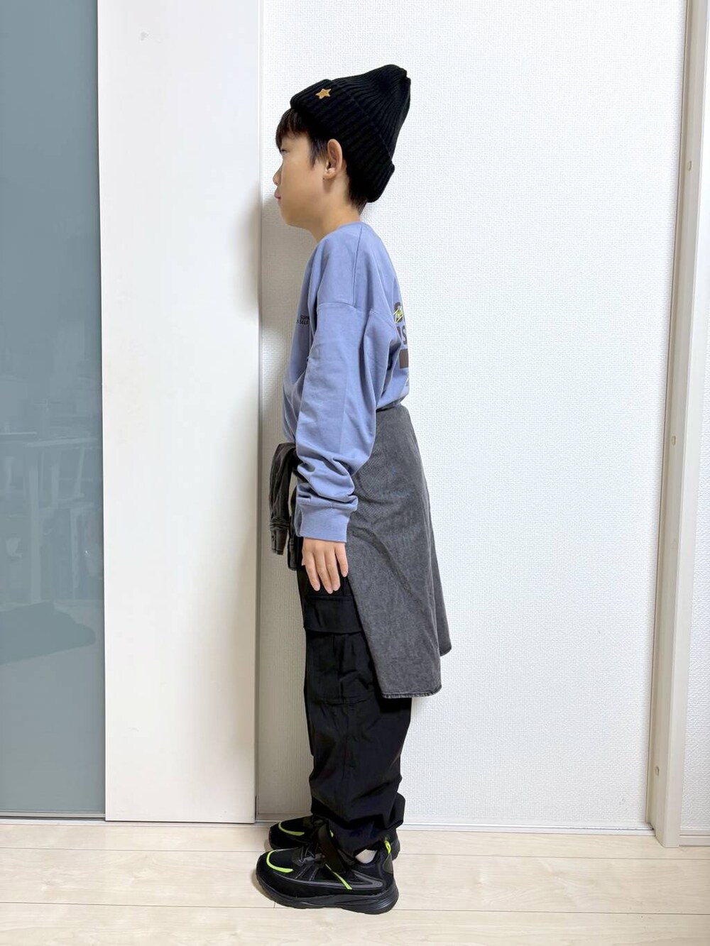 ブラック系のシャツ/ブラウス、ブラック系のカーゴパンツ、ブルー系のTシャツ/カットソーを着用したキッズの秋コーディネートの2枚目の写真