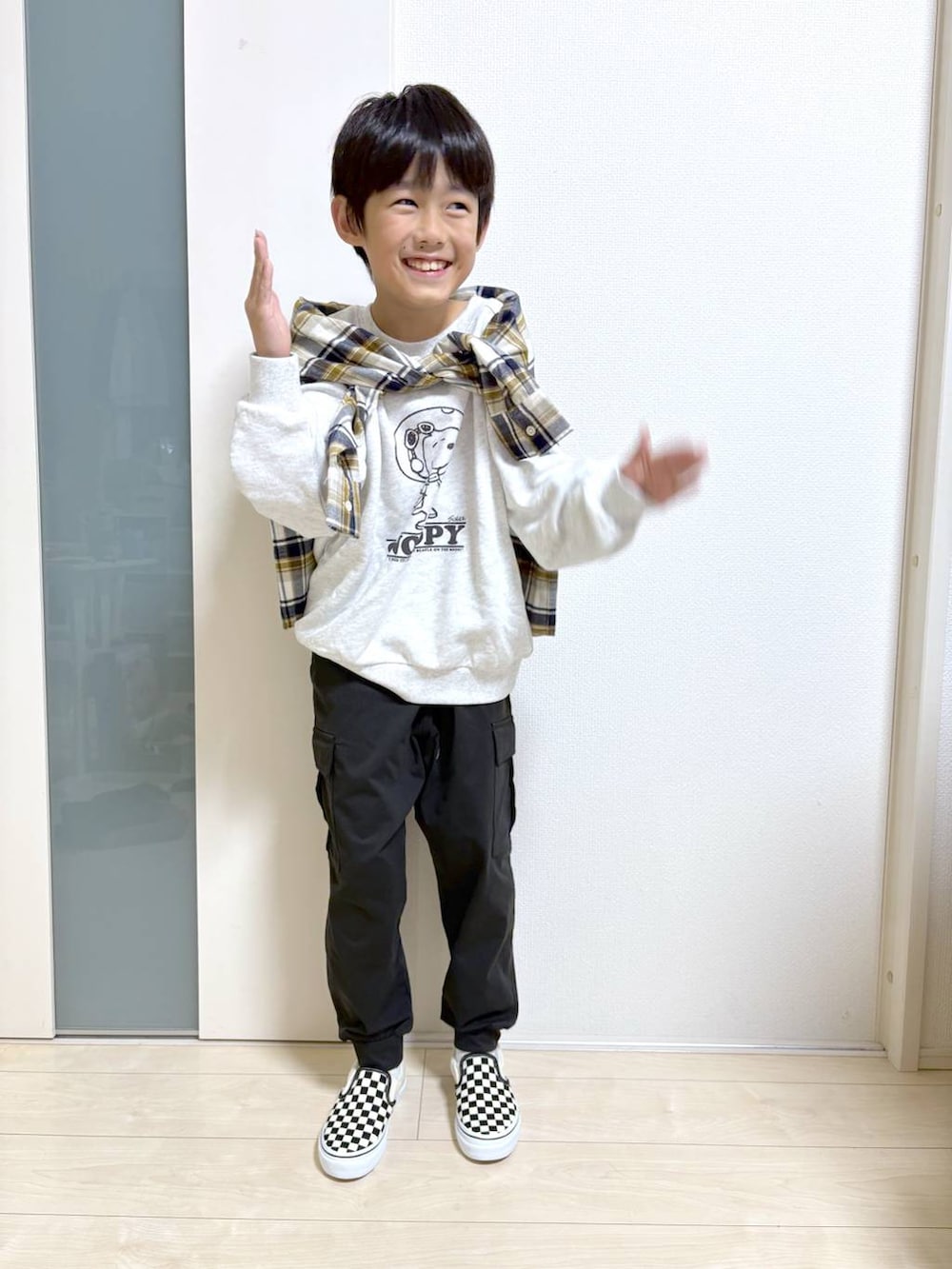 ベージュ系のシャツ/ブラウス、グレー系のスウェットを着用したキッズの秋コーディネートの6枚目の写真