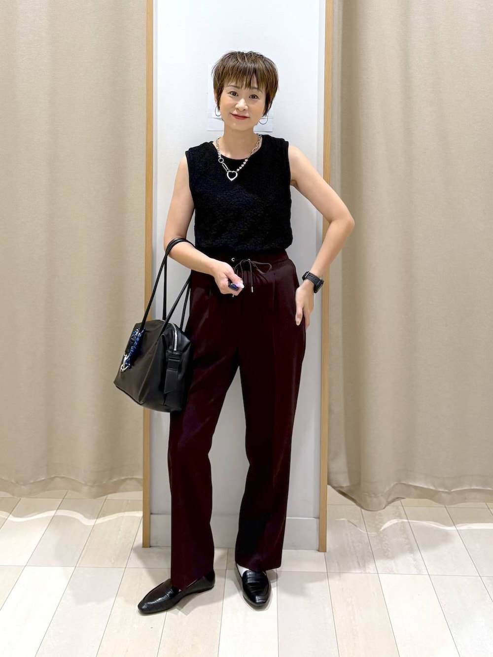 「カジュアル、ラフ、ゆったり、GLOBAL WORK、差し色コーデ、ママコーデ、パンプス、パンツ、着痩せ・細見え、ウエストゴム、バッグ、タンクトップ、夏コーデ、きれいめカジュアル」｜「GLOBAL WORKのらくっション踏めるバブーシュ/136007（その他シューズ、ブラック系）」を使った、mahimahi0220さん（レディース・159cm）の夏コーディネートの5枚目の写真