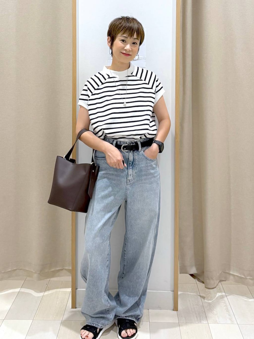 「GLOBAL WORK、パンツ、着痩せ・細見え、Tシャツ、クラシカルエルフ、セールコーデ、ベルト、バッグ、ボーダー、カジュアル、オーバーサイズ、差し色コーデ、ママコーデ、体型カバー、ラフ」｜「GLOBAL WORKのGOODデニムバギーパンツ/118365（デニムパンツ、ブルー系）」を使った、mahimahi0220さん（レディース・159cm）の夏コーディネートの4枚目の写真