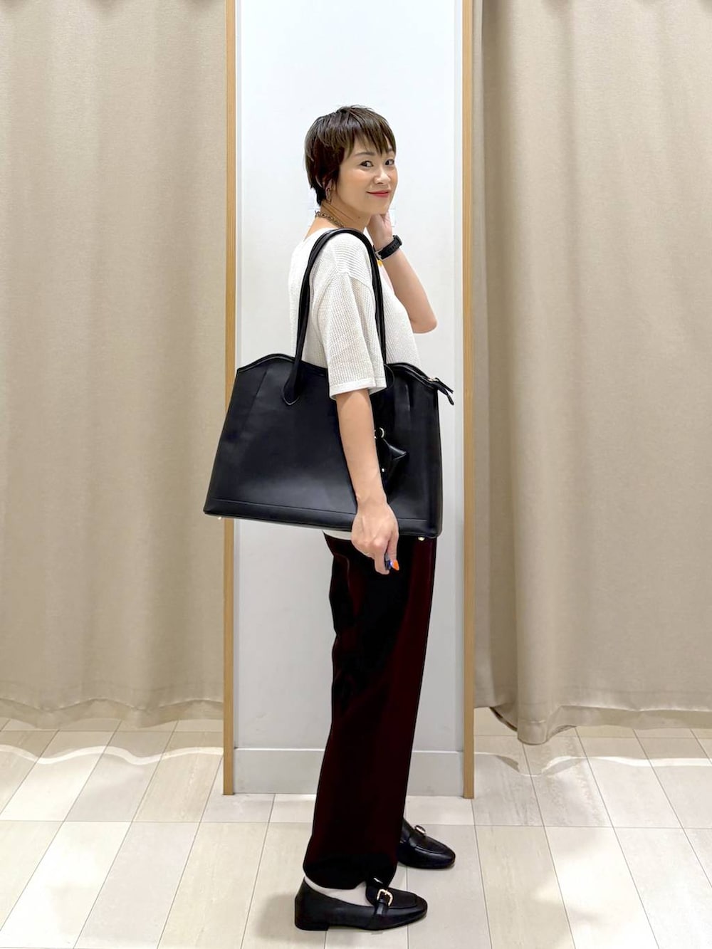 「ベーシック/シンプル、ワントーン、ママコーデ、体型カバー、ラフ、ゆったり、GLOBAL WORK、パンツ、着痩せ・細見え、ローファー、トートバッグ、きれいめ、きれいめカジュアル」｜「GLOBAL WORKのサイズ拡大/らくっション撥水2WAYローファー/131468（ローファー、ブラック系）」を使った、mahimahi0220さん（レディース・159cm）の夏コーディネートの2枚目の写真