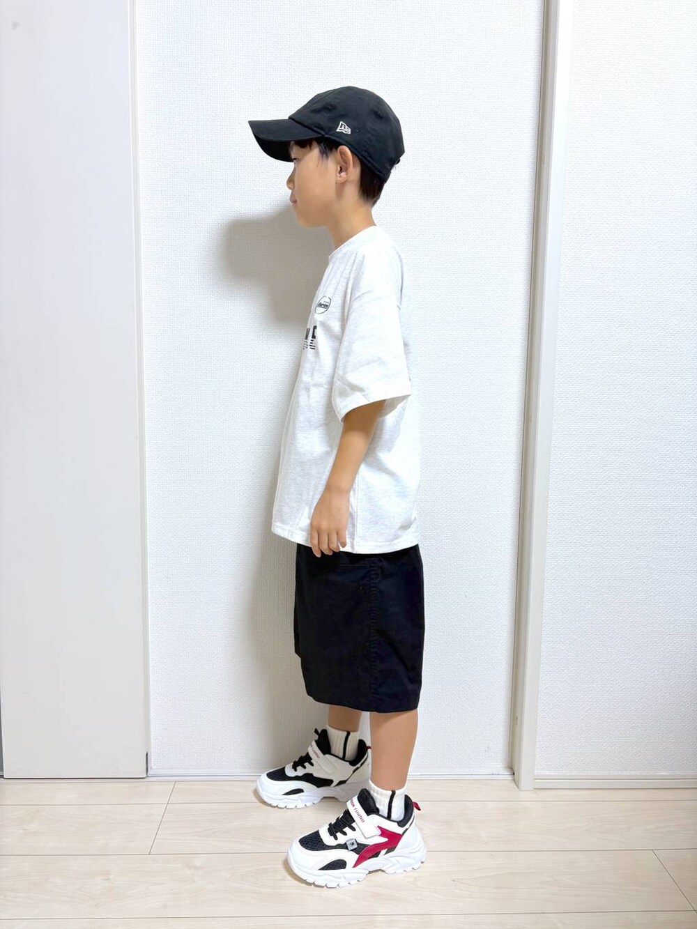 「カジュアル、ベーシック/シンプル、ラフ、ゆったり、キッズ、キッズ服、GLOBAL WORK、パンツ、Tシャツ、ハーフパンツ、セールコーデ、ストリート」｜「GLOBAL WORKのDRY/ストレッチハーフパンツ/147340（その他パンツ、ブラック系）」を使った、mahimahi0220さん（キッズ・129cm）の夏コーディネートの2枚目の写真