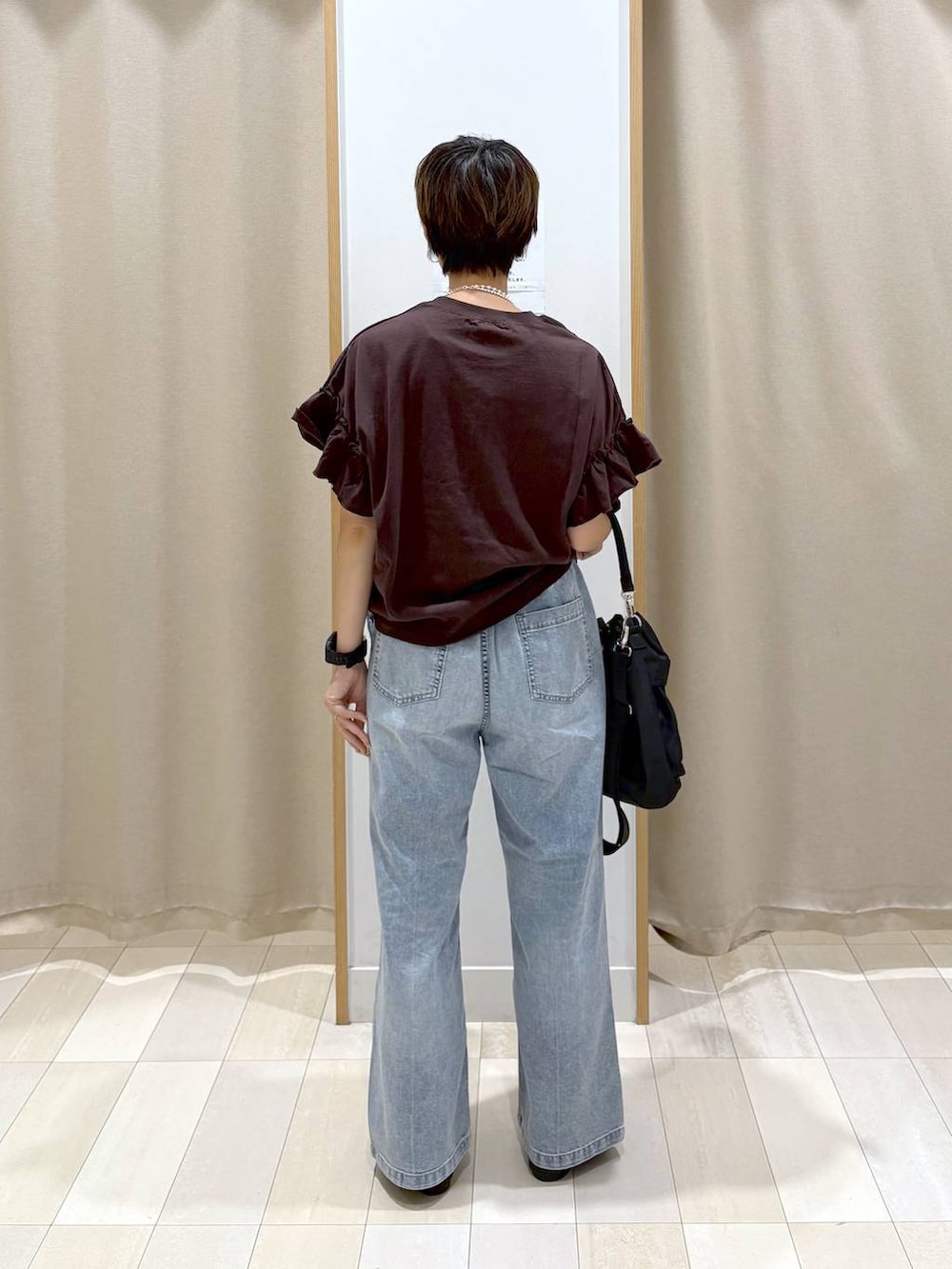 「カジュアル、ベーシック/シンプル、ママコーデ、体型カバー、ラフ、ゆったり、GLOBAL WORK、パンツ、着痩せ・細見え、デニムパンツ、Tシャツ、バッグ、ネックレス、夏コーデ」|「GLOBAL WORKのらくっション踏めるバブーシュ/136007(その他シューズ、ブラック系)」を使った、mahimahi0220さん(レディース・159cm)の夏コーディネートの3枚目の写真