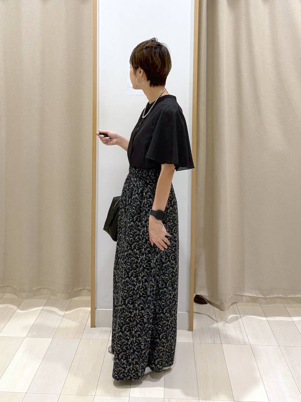 「カジュアル、オーバーサイズ、ママコーデ、体型カバー、ラフ、ゆったり、GLOBAL WORK、パンツ、着痩せ・細見え、ワントーン、ブラックコーデ、ブラウス、ワイドパンツ、ウエストゴム、バッグ」｜「GLOBAL WORKのらくっション踏めるバブーシュ/136007（その他シューズ、シルバー系）」を使った、mahimahi0220さん（レディース・159cm）の夏コーディネートの4枚目の写真