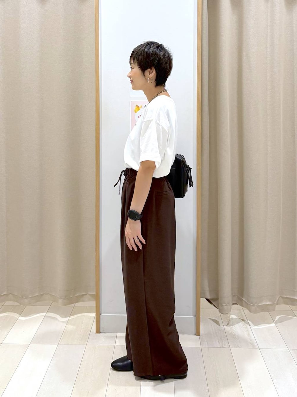 「カジュアル、ベーシック/シンプル、ママコーデ、体型カバー、ゆったり、パンツ、着痩せ・細見え、ワイドパンツ、ウエストゴム、Tシャツ、パンプス、バッグ、ラフ、GLOBAL WORK」｜「GLOBAL WORKのらくっションUカットパンプス/290987（パンプス、ブラック系）」を使った、mahimahi0220さん（レディース・159cm）の夏コーディネートの5枚目の写真