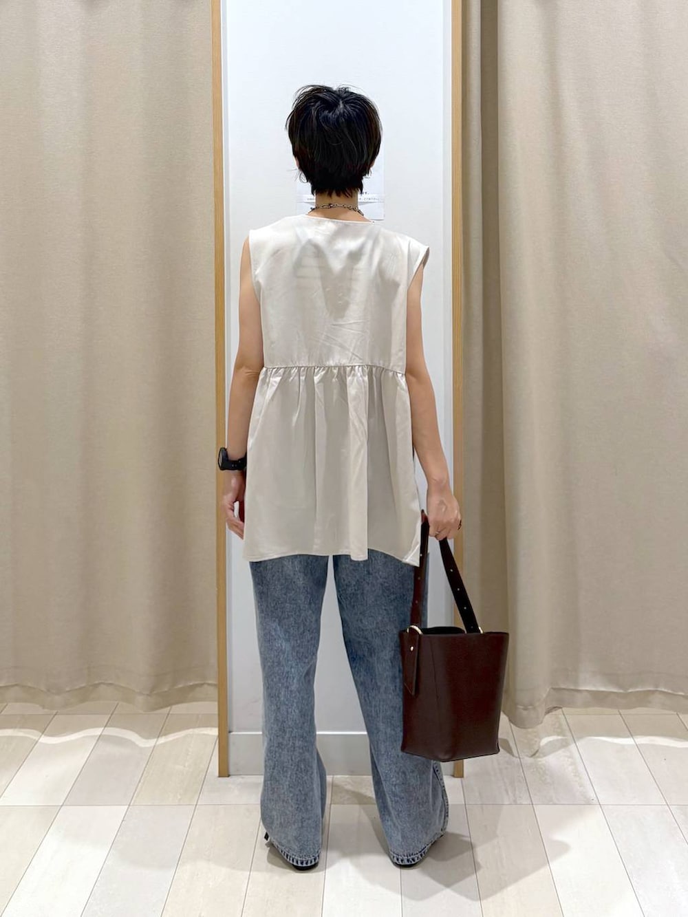 「パンプス、ベスト、デニムパンツ、バッグ、ベルト、着痩せ・細見え、カジュアル、ベーシック/シンプル、ワントーン、ママコーデ、体型カバー、パンツ、ラフ、ゆったり、GLOBAL WORK」｜「GLOBAL WORKのGOODデニムバギーパンツ/118365（デニムパンツ、ブルー系）」を使った、mahimahi0220さん（レディース・159cm）の夏コーディネートの3枚目の写真