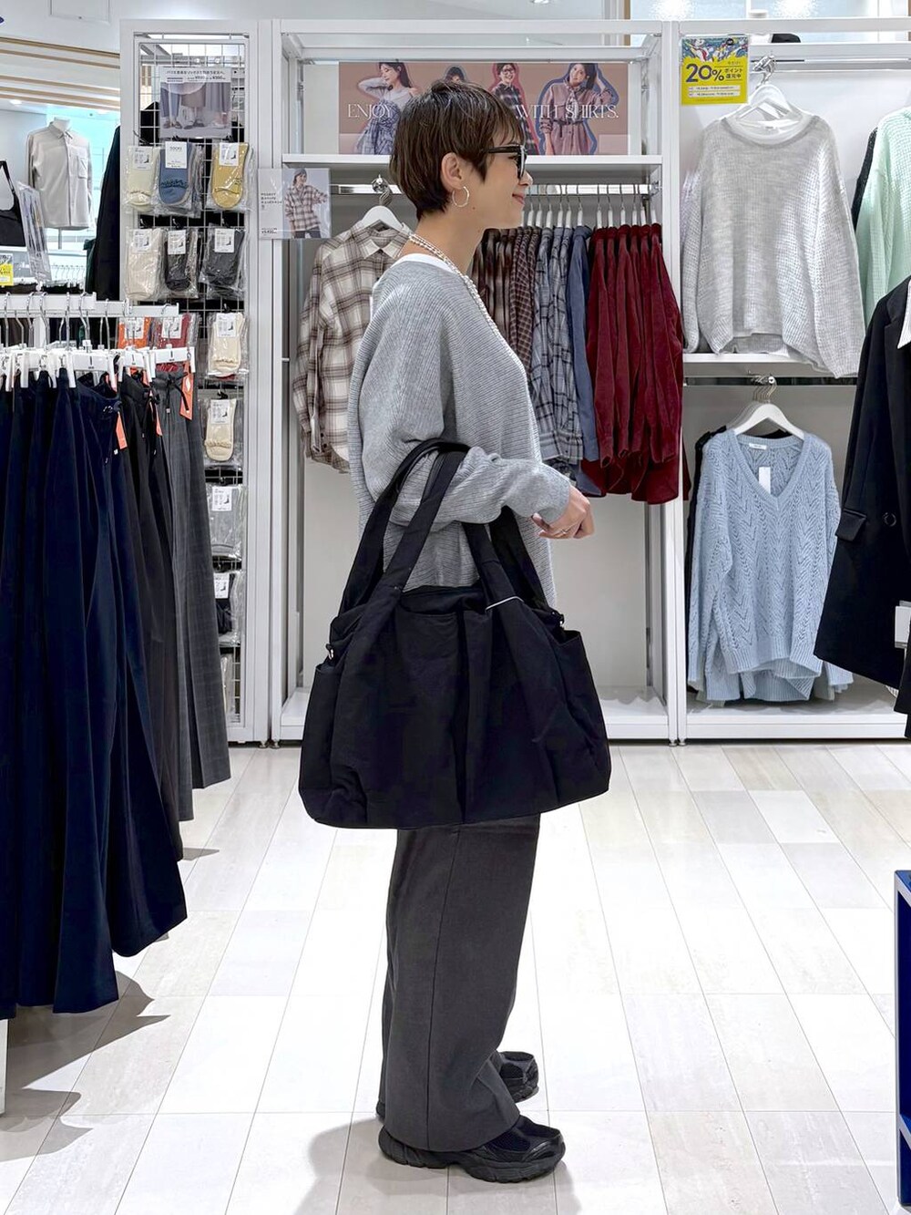 ブラック系のトートバッグ、グレー系のその他パンツ、ホワイト系のTシャツ/カットソーを着用したレディースの秋コーディネートの5枚目の写真