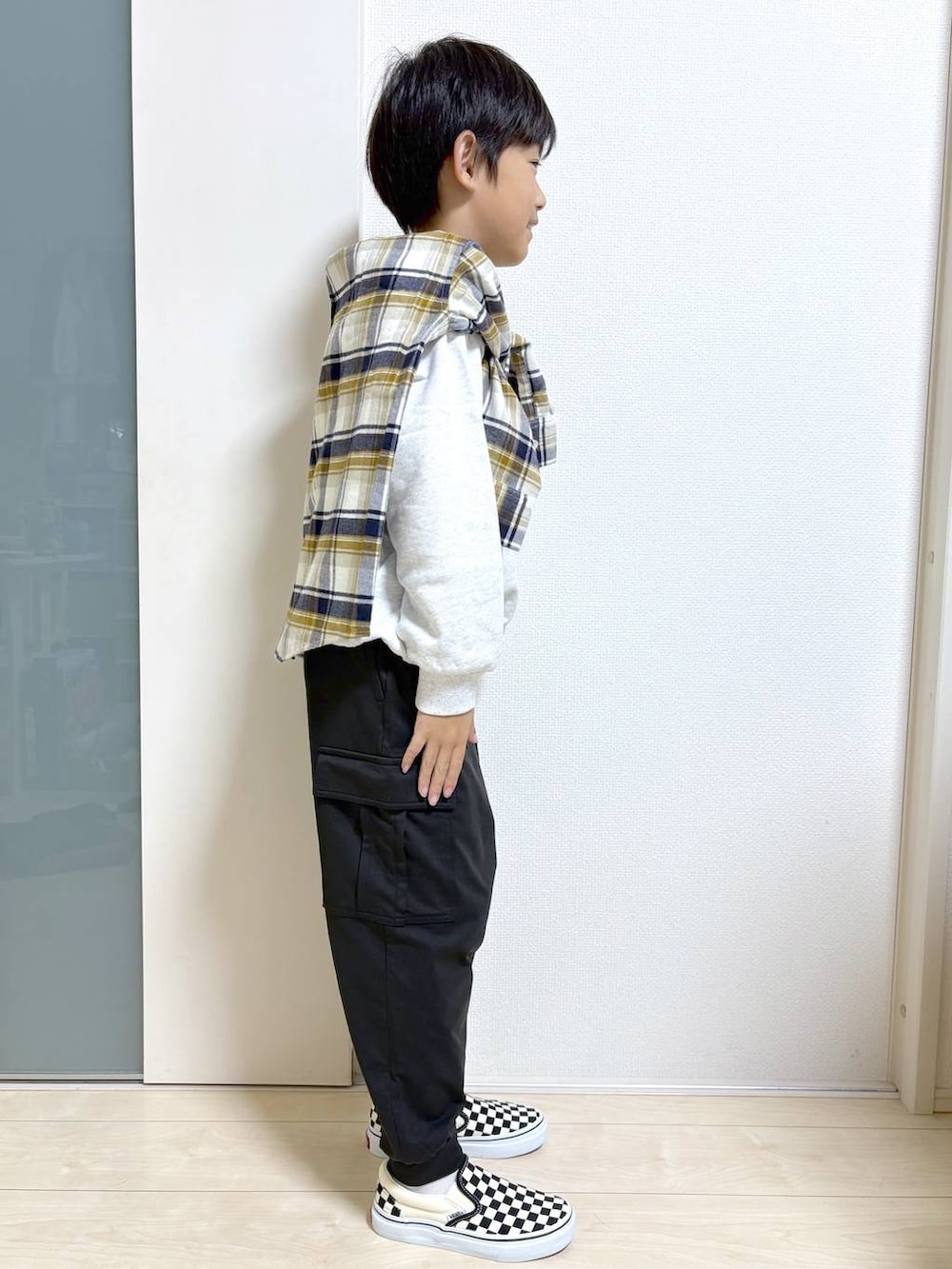 ベージュ系のシャツ/ブラウス、グレー系のスウェットを着用したキッズの秋コーディネートの2枚目の写真