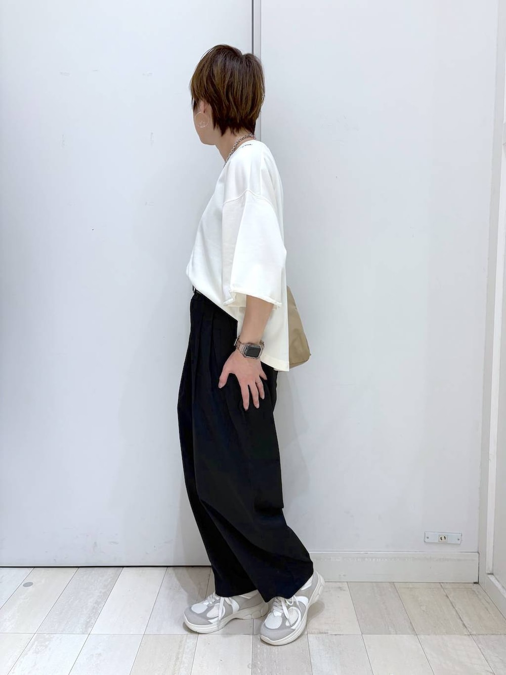 ブラック系のその他パンツ、ベージュ系のTシャツ/カットソー、ホワイト系のスニーカーを着用したレディースの春コーディネートの5枚目の写真