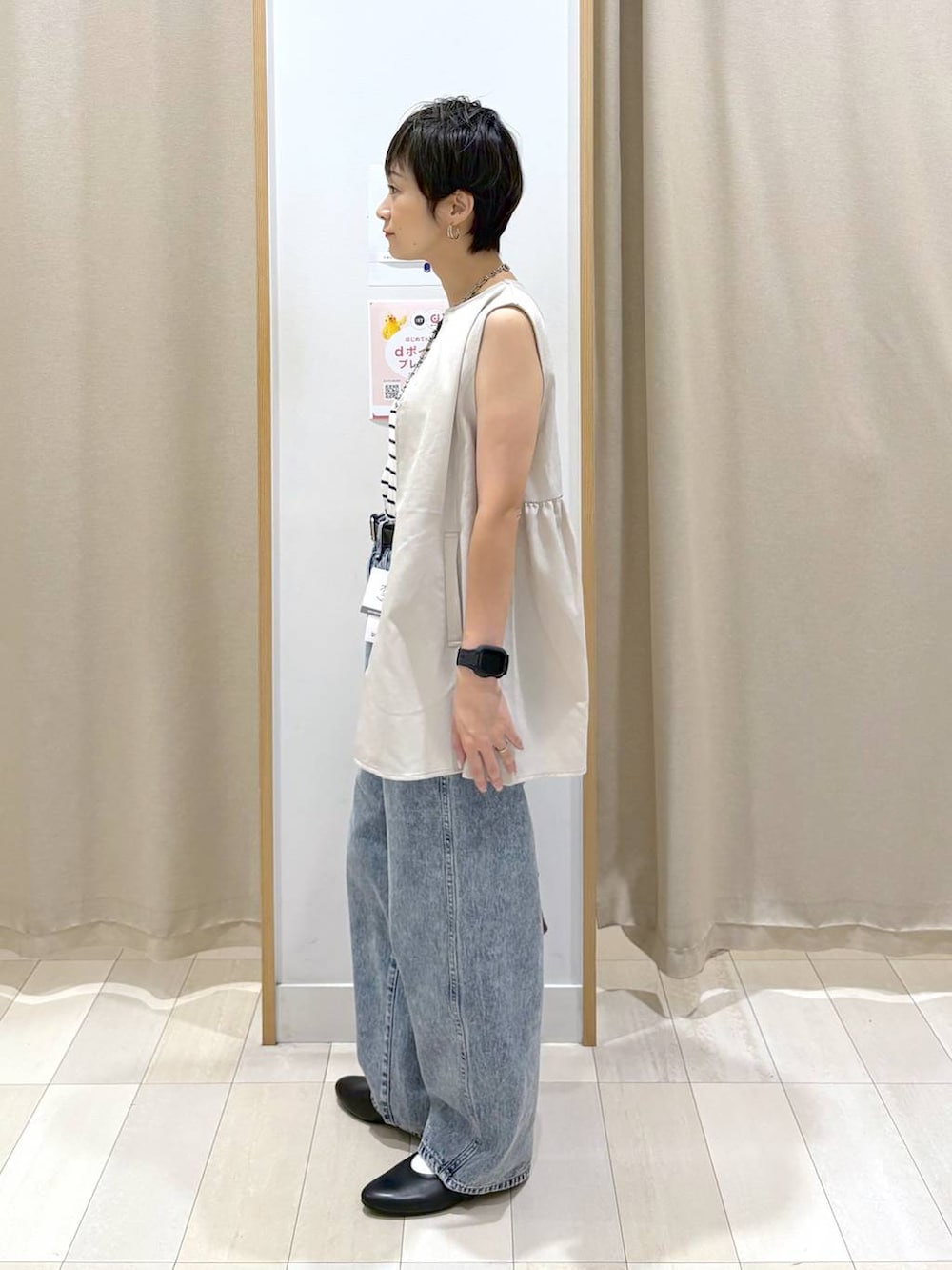 「パンプス、ベスト、デニムパンツ、バッグ、ベルト、着痩せ・細見え、カジュアル、ベーシック/シンプル、ワントーン、ママコーデ、体型カバー、パンツ、ラフ、ゆったり、GLOBAL WORK」｜「GLOBAL WORKのGOODデニムバギーパンツ/118365（デニムパンツ、ブルー系）」を使った、mahimahi0220さん（レディース・159cm）の夏コーディネートの5枚目の写真
