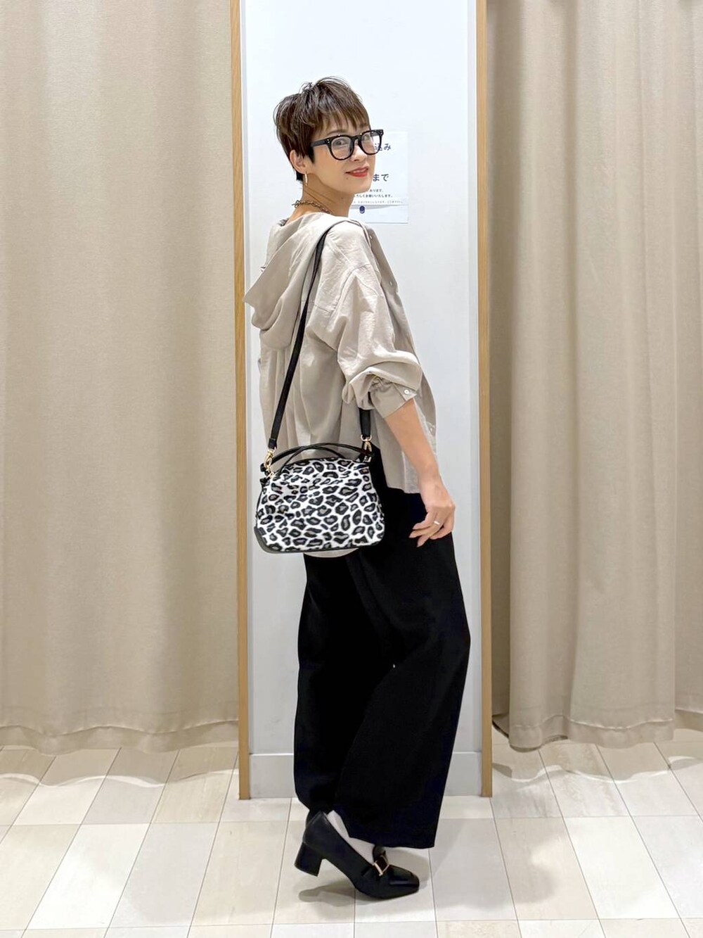 その他のショルダーバッグ、ブラック系のローファー、ブラック系のタンクトップを着用したレディースの秋コーディネートの2枚目の写真