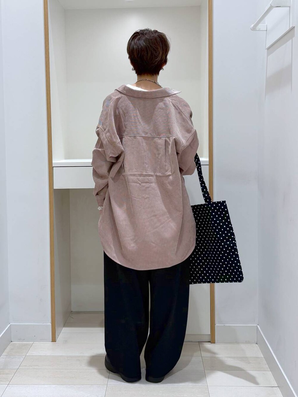 ブラック系のトートバッグ、ホワイト系のTシャツ/カットソー、ブラック系のその他パンツを着用したレディースの秋コーディネートの3枚目の写真