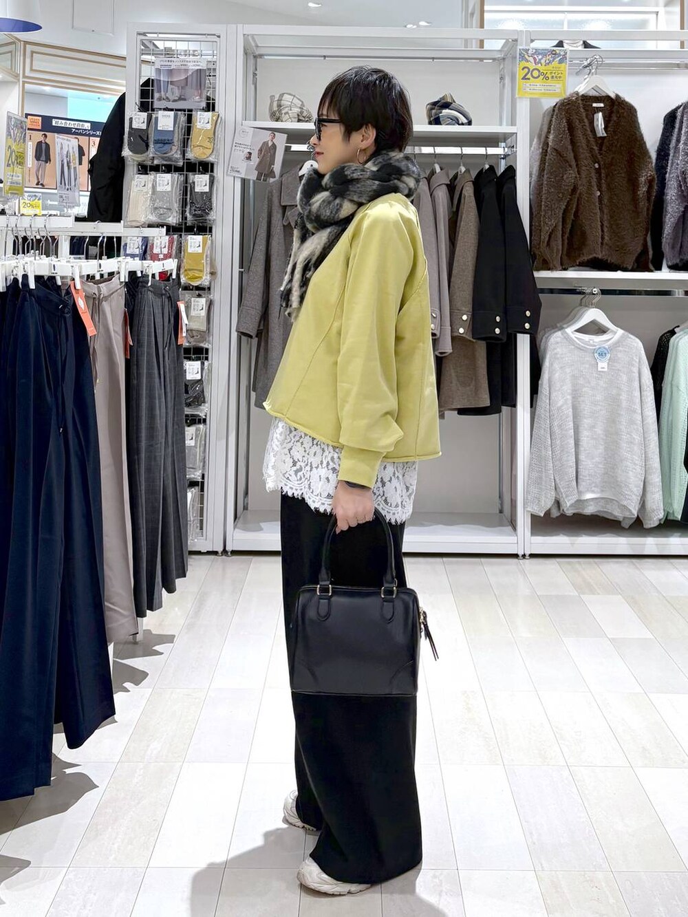 イエロー系のスウェット、ホワイト系のTシャツ/カットソー、ブラック系のその他パンツを着用したレディースの秋コーディネートの5枚目の写真