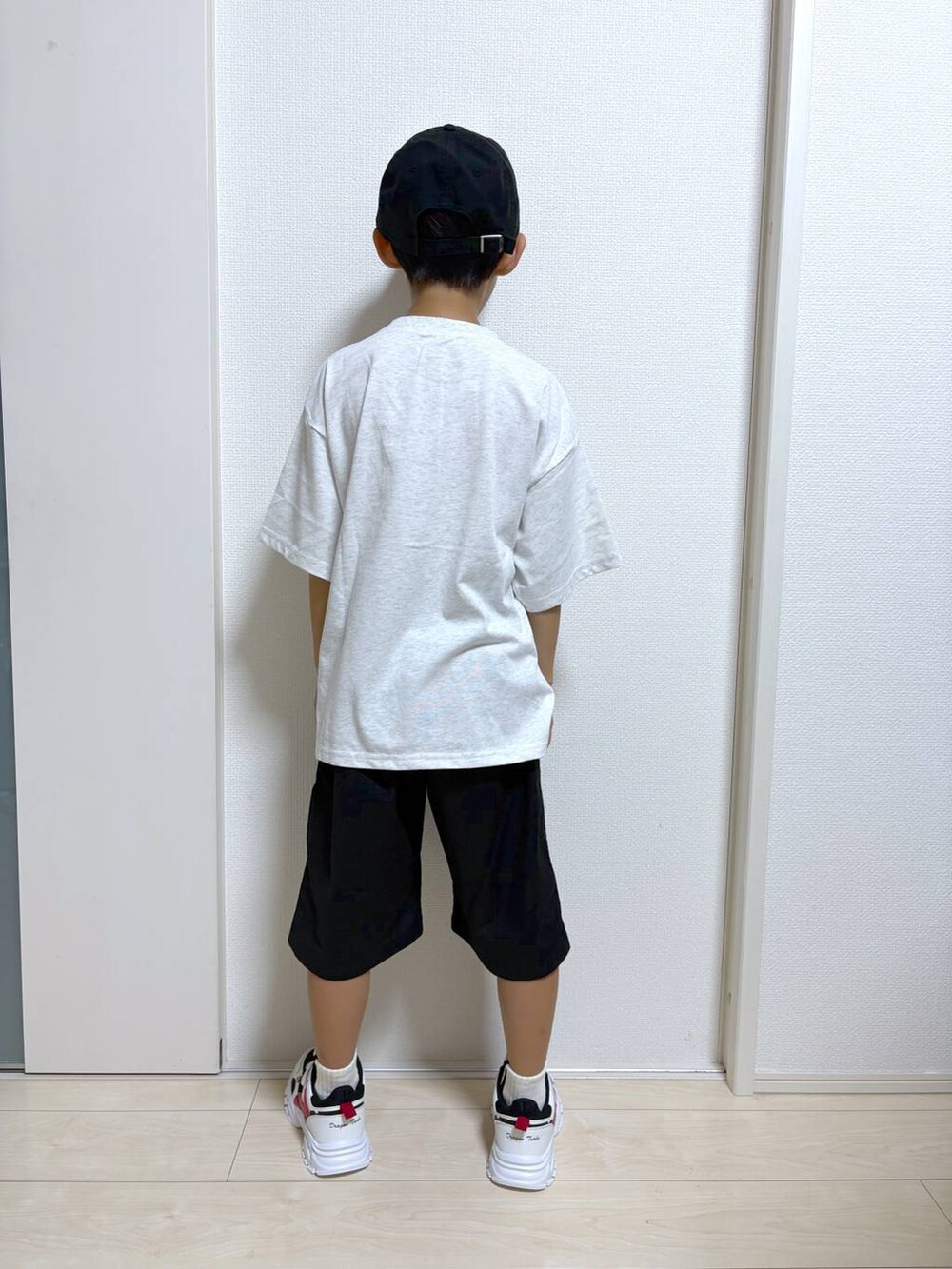「カジュアル、ベーシック/シンプル、ラフ、ゆったり、キッズ、キッズ服、GLOBAL WORK、パンツ、Tシャツ、ハーフパンツ、セールコーデ、ストリート」｜「GLOBAL WORKのDRY/ストレッチハーフパンツ/147340（その他パンツ、ブラック系）」を使った、mahimahi0220さん（キッズ・129cm）の夏コーディネートの4枚目の写真