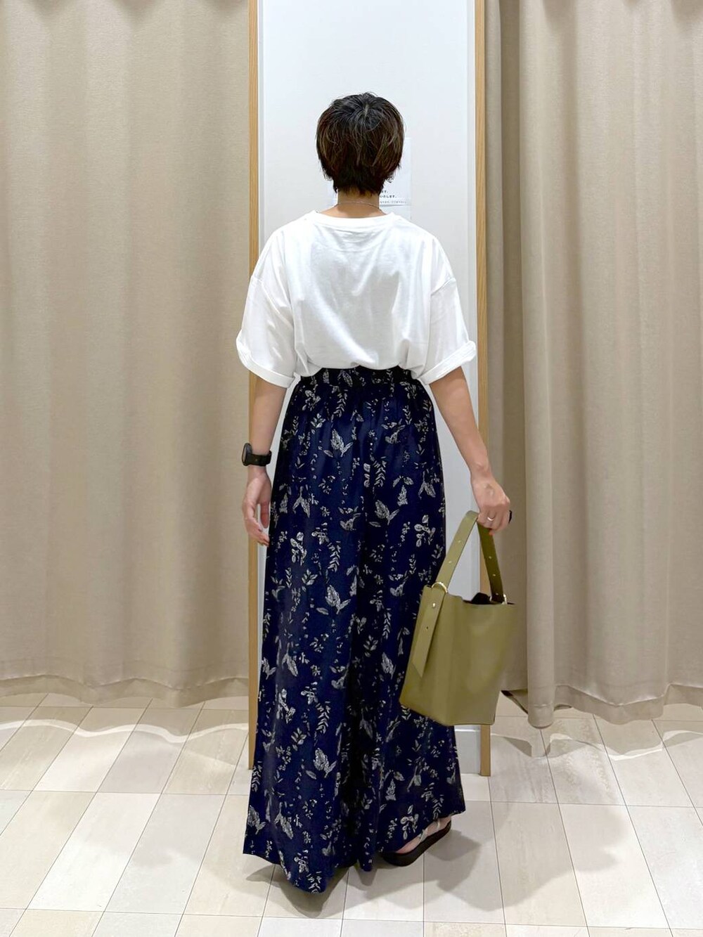 「カジュアル、ベーシック/シンプル、ママコーデ、体型カバー、ラフ、ゆったり、GLOBAL WORK、パンツ、Tシャツ、サンダル、ウエストゴム、バッグ、ネックレス、楽ちんコーデ、リラックス」|「GLOBAL WORKのスペ軽5WAYショルダー/253022(ショルダーバッグ、グリーン系)」を使った、mahimahi0220さん(レディース・159cm)の夏コーディネートの3枚目の写真