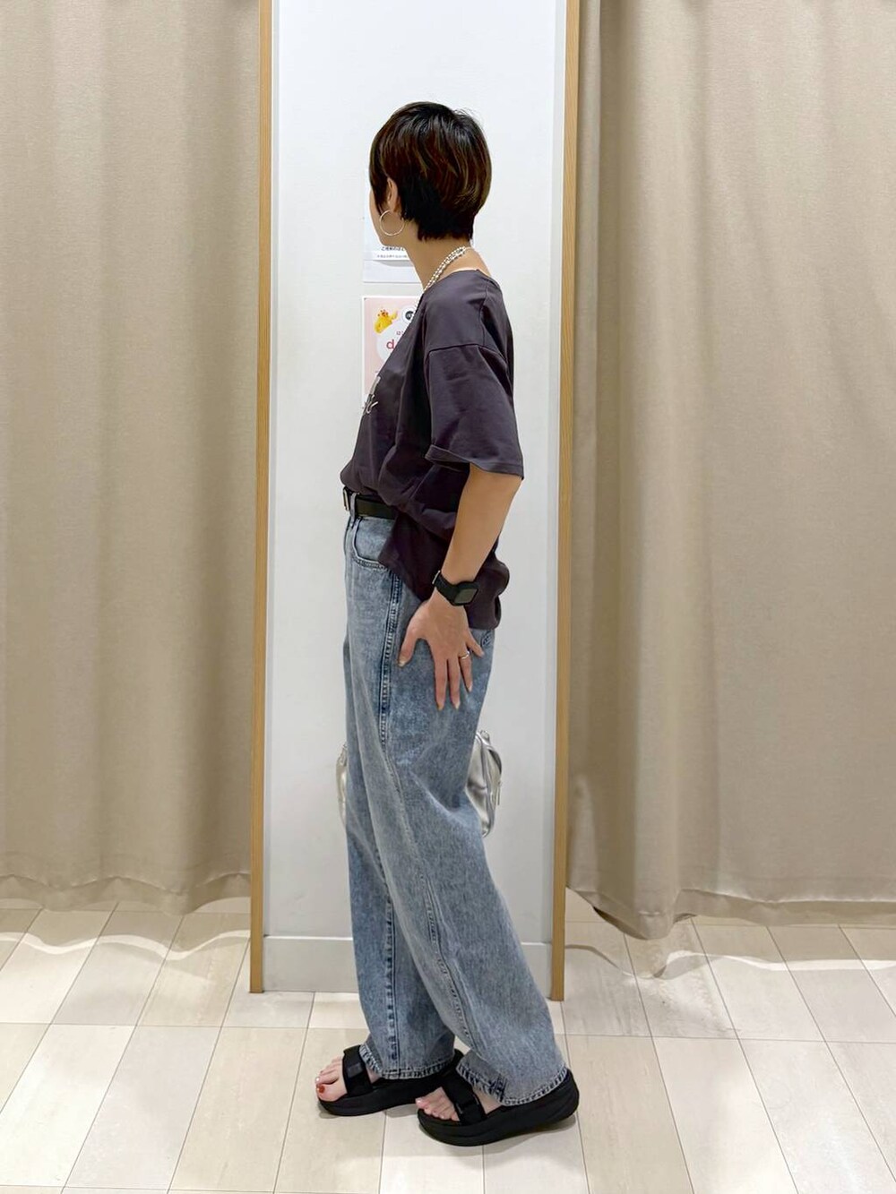 ブルー系のデニムパンツ、ブラック系のTシャツ/カットソー、グレー系のボストンバッグを着用したレディースの夏コーディネートの5枚目の写真