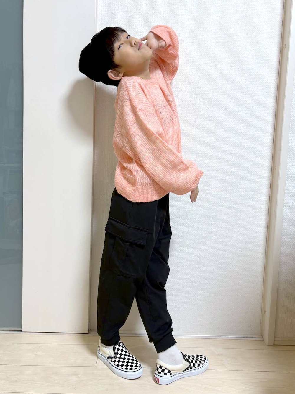 オレンジ系のニット/セーターを着用したキッズの秋コーディネートの5枚目の写真