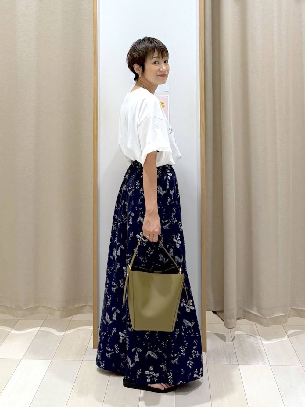 「カジュアル、ベーシック/シンプル、ママコーデ、体型カバー、ラフ、ゆったり、GLOBAL WORK、パンツ、Tシャツ、サンダル、ウエストゴム、バッグ、ネックレス、楽ちんコーデ、リラックス」|「GLOBAL WORKのスペ軽5WAYショルダー/253022(ショルダーバッグ、グリーン系)」を使った、mahimahi0220さん(レディース・159cm)の夏コーディネートの2枚目の写真