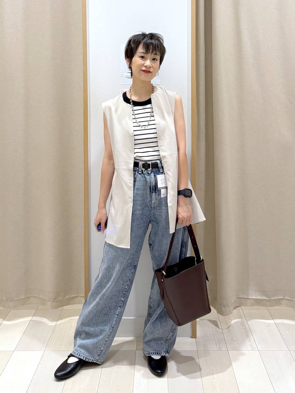 「パンプス、ベスト、デニムパンツ、バッグ、ベルト、着痩せ・細見え、カジュアル、ベーシック/シンプル、ワントーン、ママコーデ、体型カバー、パンツ、ラフ、ゆったり、GLOBAL WORK」｜「GLOBAL WORKのGOODデニムバギーパンツ/118365（デニムパンツ、ブルー系）」を使った、mahimahi0220さん（レディース・159cm）の夏コーディネートの4枚目の写真