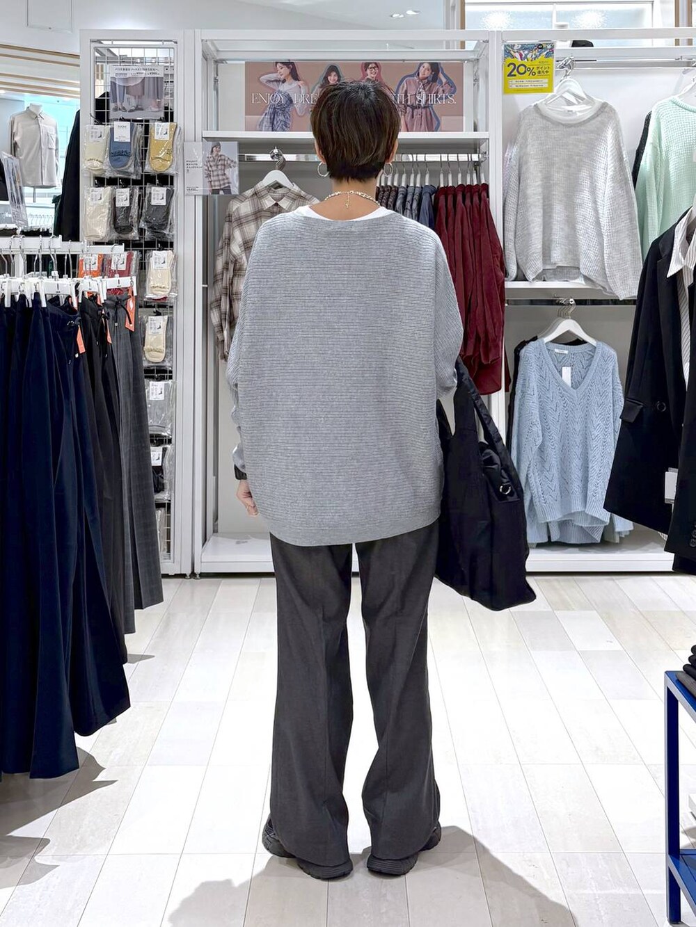 ブラック系のトートバッグ、グレー系のその他パンツ、ホワイト系のTシャツ/カットソーを着用したレディースの秋コーディネートの4枚目の写真