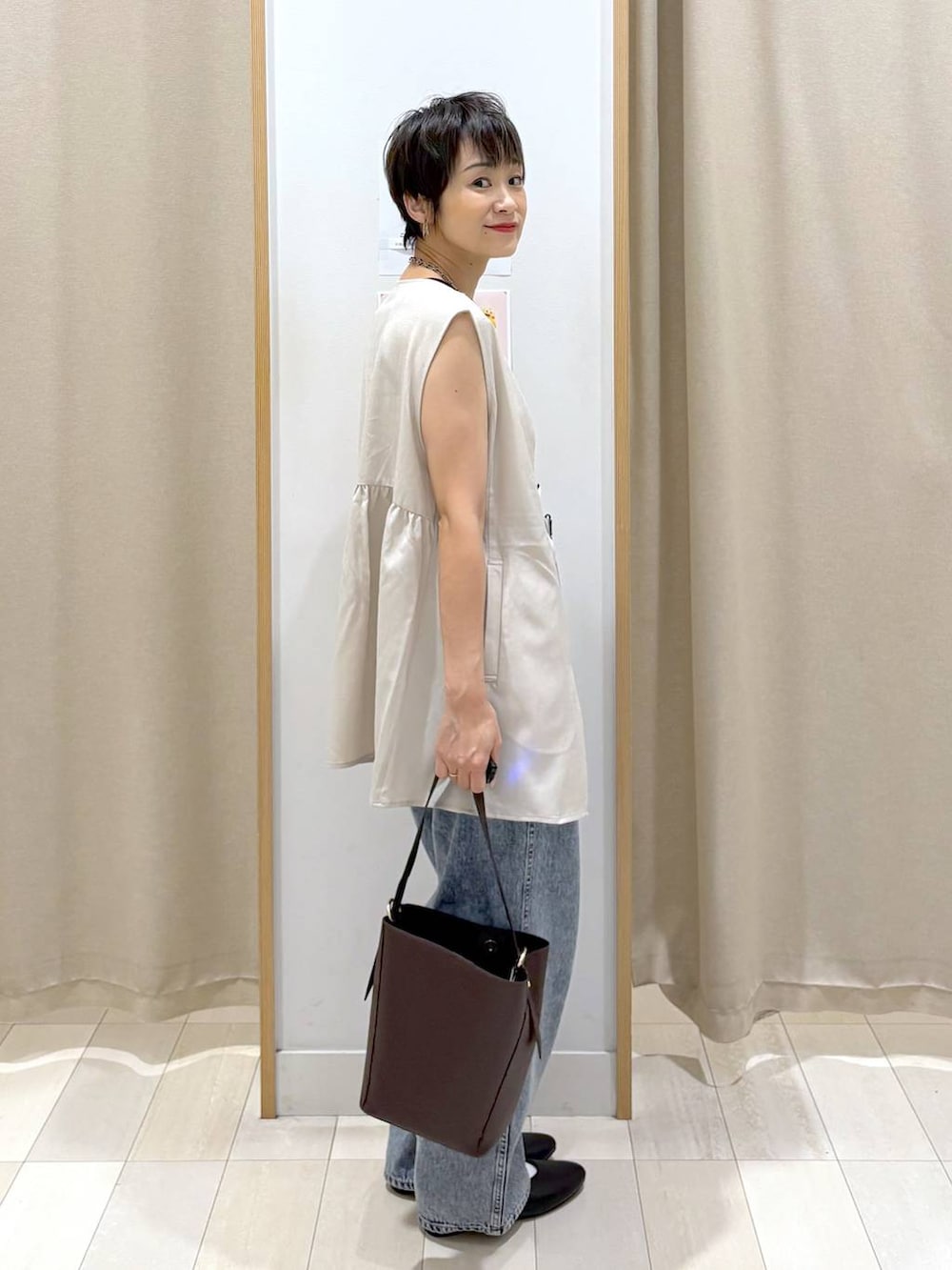 「パンプス、ベスト、デニムパンツ、バッグ、ベルト、着痩せ・細見え、カジュアル、ベーシック/シンプル、ワントーン、ママコーデ、体型カバー、パンツ、ラフ、ゆったり、GLOBAL WORK」｜「GLOBAL WORKのGOODデニムバギーパンツ/118365（デニムパンツ、ブルー系）」を使った、mahimahi0220さん（レディース・159cm）の夏コーディネートの2枚目の写真
