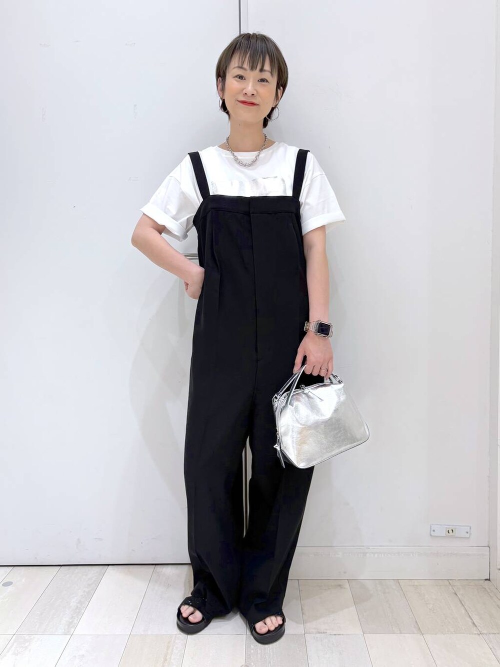 「GLOBAL WORK、パンツ、着痩せ・細見え、カジュアル、ママコーデ、体型カバー、ラフ、ゆったり、サロペット、Tシャツ、モノトーン、サンダル、ショルダーバッグ、接触冷感」｜「GLOBAL WORKのスペ軽お財布ショルダー/132336（ショルダーバッグ、シルバー系）」を使った、mahimahi0220さん（レディース・159cm）の春コーディネートの5枚目の写真