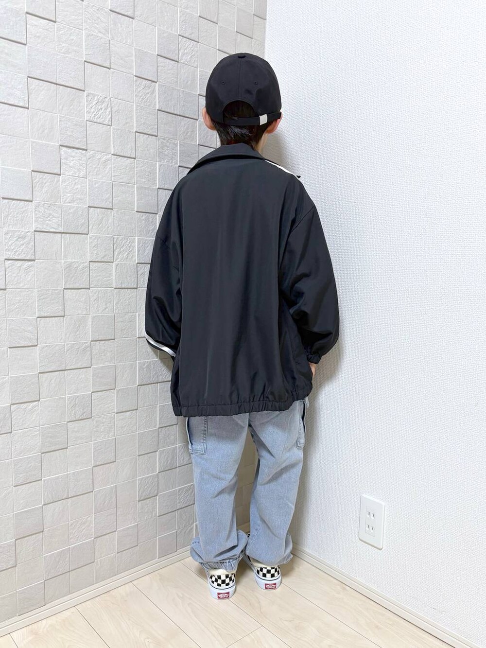 「カジュアル、オーバーサイズ、差し色コーデ、体型カバー、デニムパンツ、接触冷感、ブルゾン、ラフ、ゆったり、Tシャツ、GLOBAL WORK、パンツ」｜「GLOBAL WORKのスゴラクCOOLカーゴパンツ/147336（カーゴパンツ、ブルー系）」を使った、mahimahi0220さん（キッズ・129cm）の春コーディネートの3枚目の写真