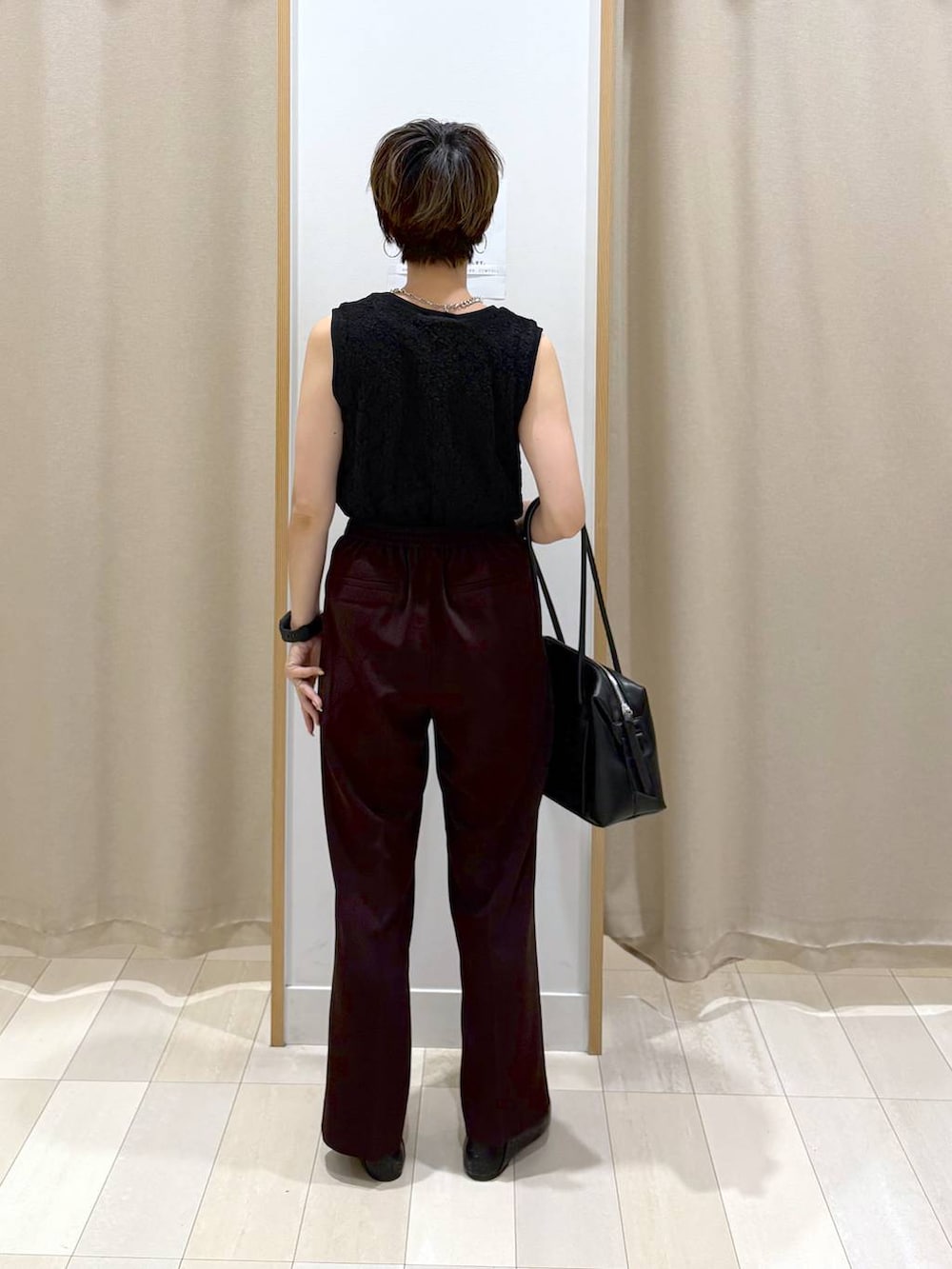 「カジュアル、ラフ、ゆったり、GLOBAL WORK、差し色コーデ、ママコーデ、パンプス、パンツ、着痩せ・細見え、ウエストゴム、バッグ、タンクトップ、夏コーデ、きれいめカジュアル」｜「GLOBAL WORKのらくっション踏めるバブーシュ/136007（その他シューズ、ブラック系）」を使った、mahimahi0220さん（レディース・159cm）の夏コーディネートの3枚目の写真