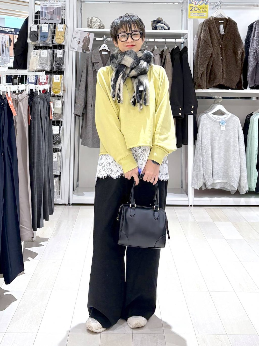 イエロー系のスウェット、ホワイト系のTシャツ/カットソー、ブラック系のその他パンツを着用したレディースの秋コーディネートの3枚目の写真