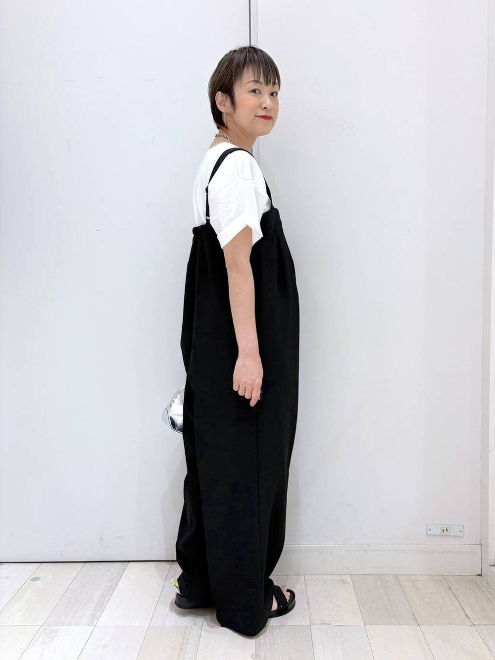 「GLOBAL WORK、パンツ、着痩せ・細見え、カジュアル、ママコーデ、体型カバー、ラフ、ゆったり、サロペット、Tシャツ、モノトーン、サンダル、ショルダーバッグ、接触冷感」｜「GLOBAL WORKのスペ軽お財布ショルダー/132336（ショルダーバッグ、シルバー系）」を使った、mahimahi0220さん（レディース・159cm）の春コーディネートの6枚目の写真