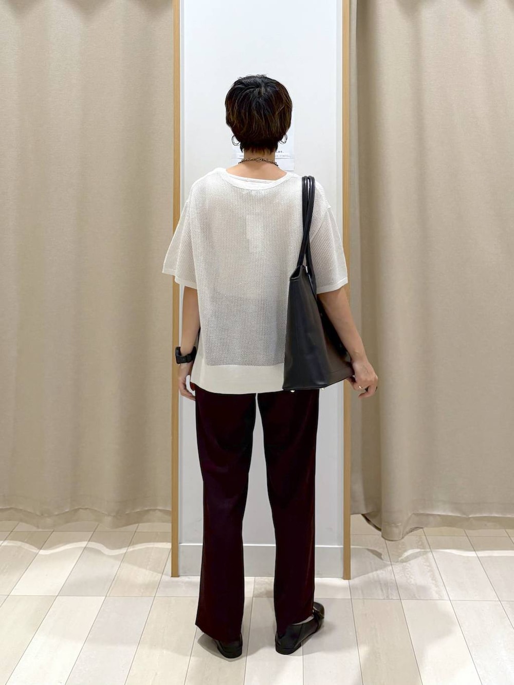 「ベーシック/シンプル、ワントーン、ママコーデ、体型カバー、ラフ、ゆったり、GLOBAL WORK、パンツ、着痩せ・細見え、ローファー、トートバッグ、きれいめ、きれいめカジュアル」｜「GLOBAL WORKのサイズ拡大/らくっション撥水2WAYローファー/131468（ローファー、ブラック系）」を使った、mahimahi0220さん（レディース・159cm）の夏コーディネートの3枚目の写真