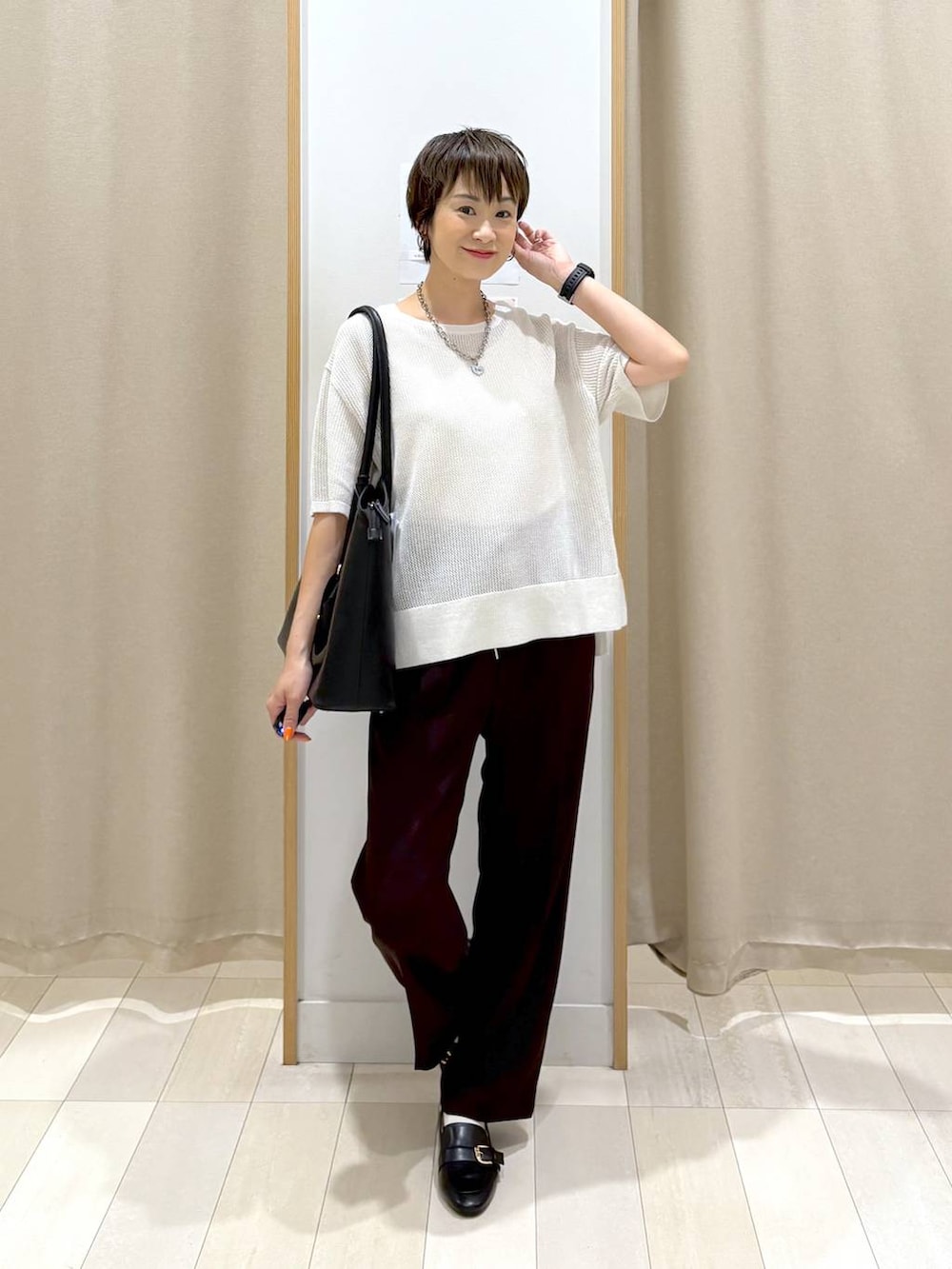 「ベーシック/シンプル、ワントーン、ママコーデ、体型カバー、ラフ、ゆったり、GLOBAL WORK、パンツ、着痩せ・細見え、ローファー、トートバッグ、きれいめ、きれいめカジュアル」｜「GLOBAL WORKのサイズ拡大/らくっション撥水2WAYローファー/131468（ローファー、ブラック系）」を使った、mahimahi0220さん（レディース・159cm）の夏コーディネートの4枚目の写真