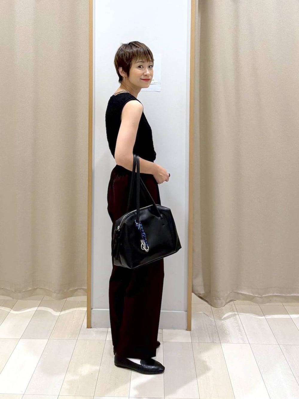 「カジュアル、ラフ、ゆったり、GLOBAL WORK、差し色コーデ、ママコーデ、パンプス、パンツ、着痩せ・細見え、ウエストゴム、バッグ、タンクトップ、夏コーデ、きれいめカジュアル」｜「GLOBAL WORKのらくっション踏めるバブーシュ/136007（その他シューズ、ブラック系）」を使った、mahimahi0220さん（レディース・159cm）の夏コーディネートの2枚目の写真