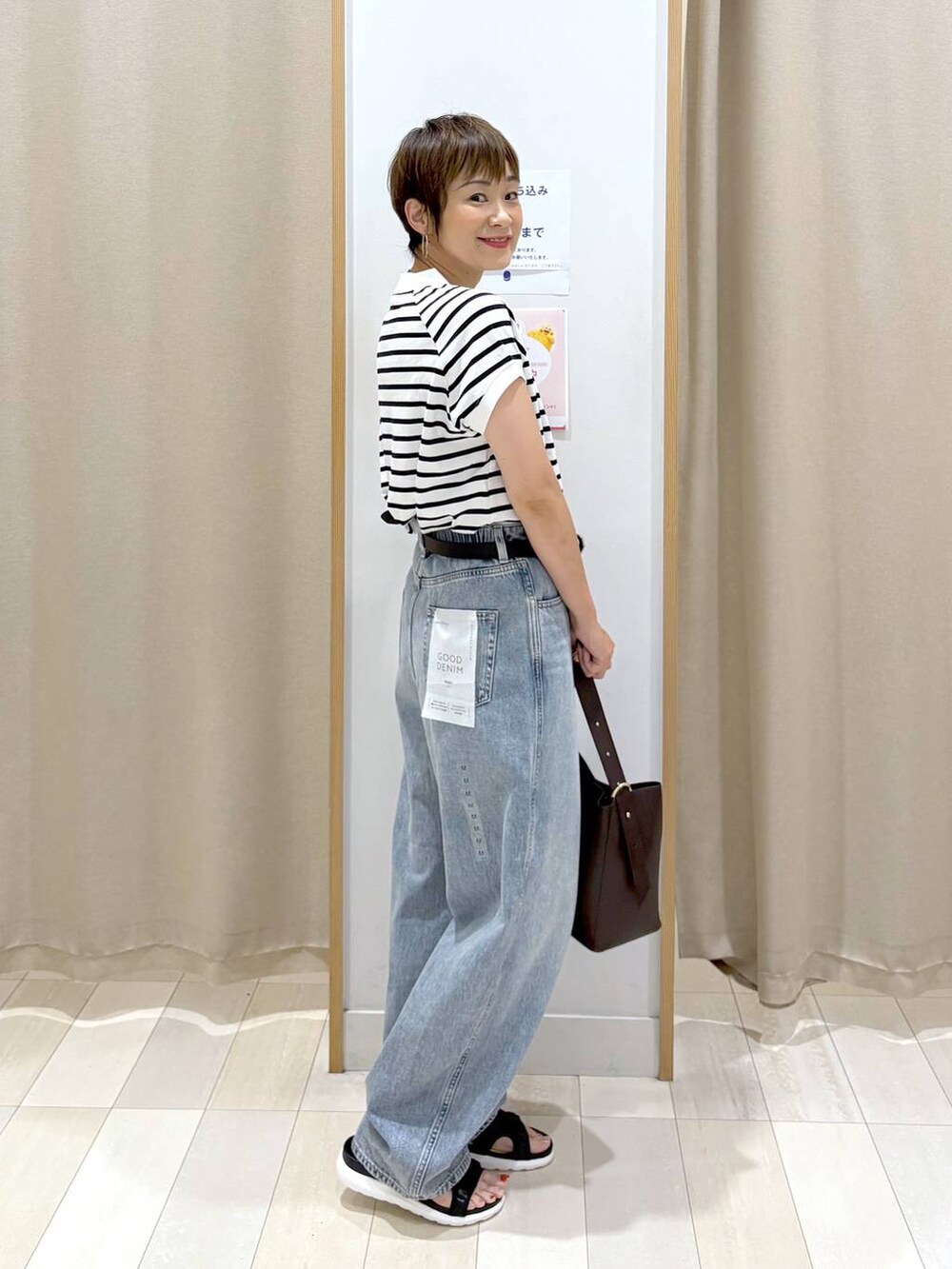 「GLOBAL WORK、パンツ、着痩せ・細見え、Tシャツ、クラシカルエルフ、セールコーデ、ベルト、バッグ、ボーダー、カジュアル、オーバーサイズ、差し色コーデ、ママコーデ、体型カバー、ラフ」｜「GLOBAL WORKのGOODデニムバギーパンツ/118365（デニムパンツ、ブルー系）」を使った、mahimahi0220さん（レディース・159cm）の夏コーディネートの2枚目の写真