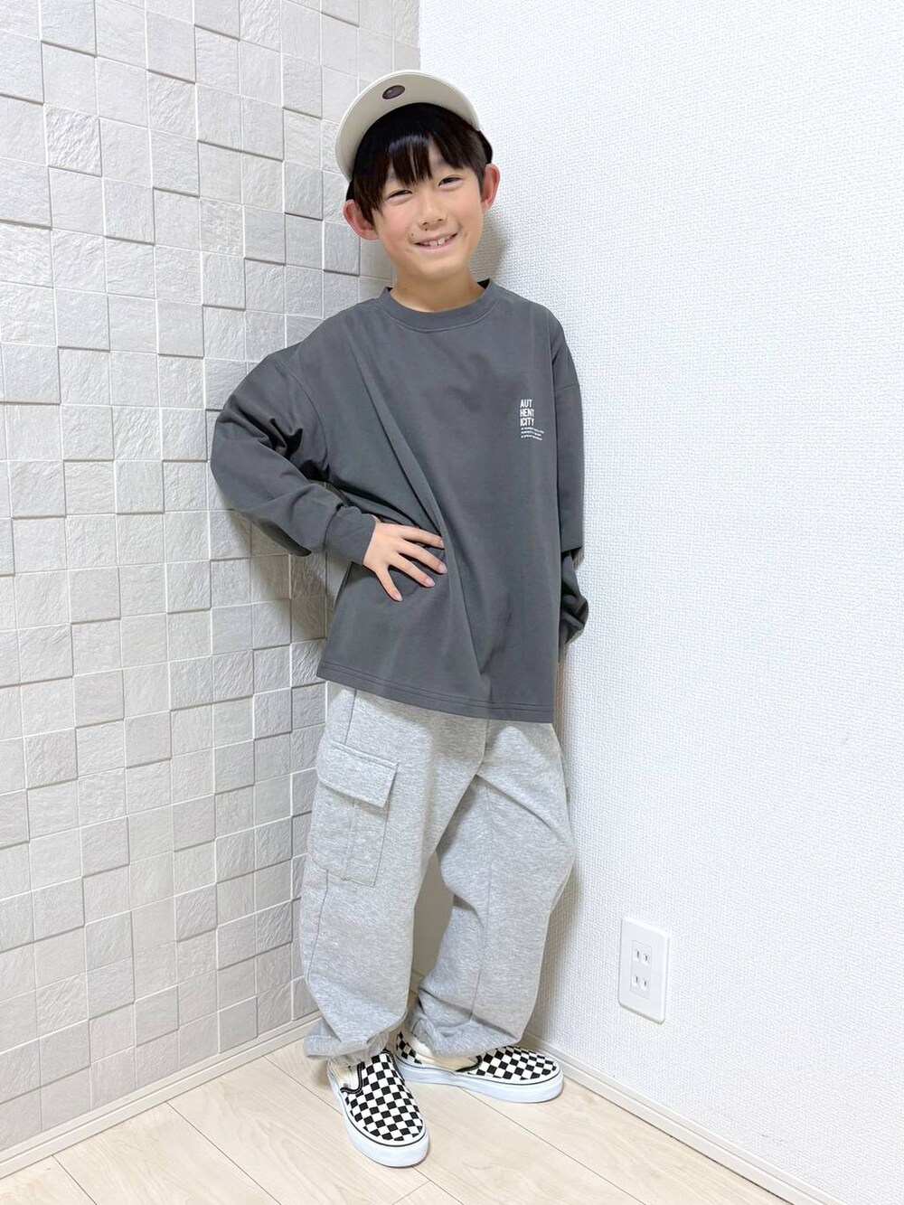 「リラックス、スウェットパンツ、春コーデ、GLOBAL WORK、パンツ、ロンT、セールコーデ、スウェット、楽ちんコーデ、カジュアル、差し色コーデ、ラフ、ゆったり、キッズ、キッズ服」｜「GLOBAL WORKのヘビロッTEE/プリント長袖/147381（Tシャツ/カットソー、グレー系）」を使った、mahimahi0220さん（キッズ・129cm）の春コーディネートの2枚目の写真