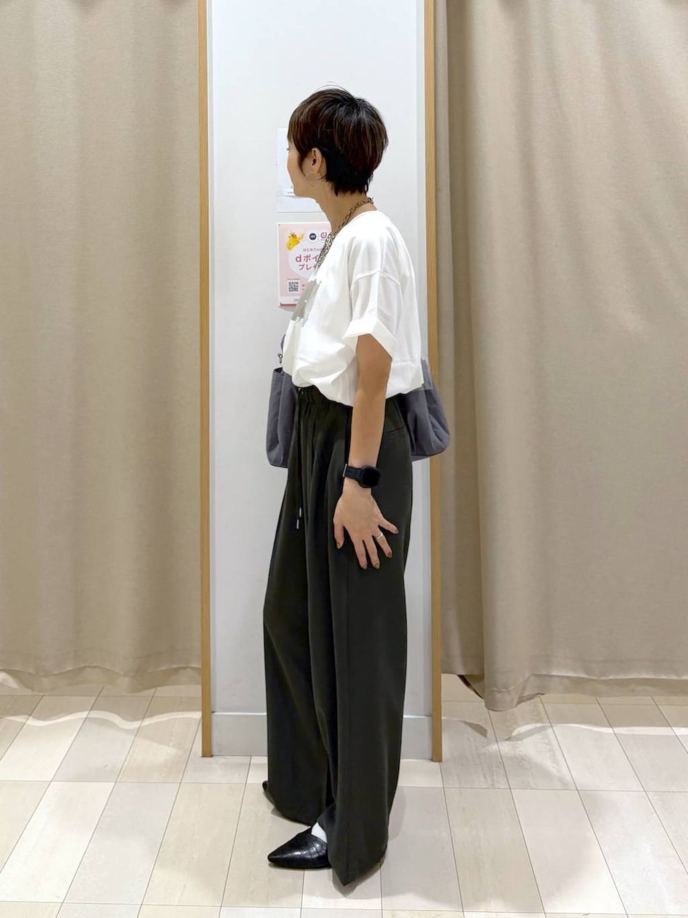 「カジュアル、ベーシック/シンプル、ママコーデ、体型カバー、ラフ、ゆったり、GLOBAL WORK、パンツ、モノトーン、トートバッグ、ワイドパンツ、Tシャツ、パンプス」｜「GLOBAL WORKのリッチクリーンプリントT半袖/147640（Tシャツ/カットソー、ホワイト系）」を使った、mahimahi0220さん（レディース・159cm）の夏コーディネートの5枚目の写真