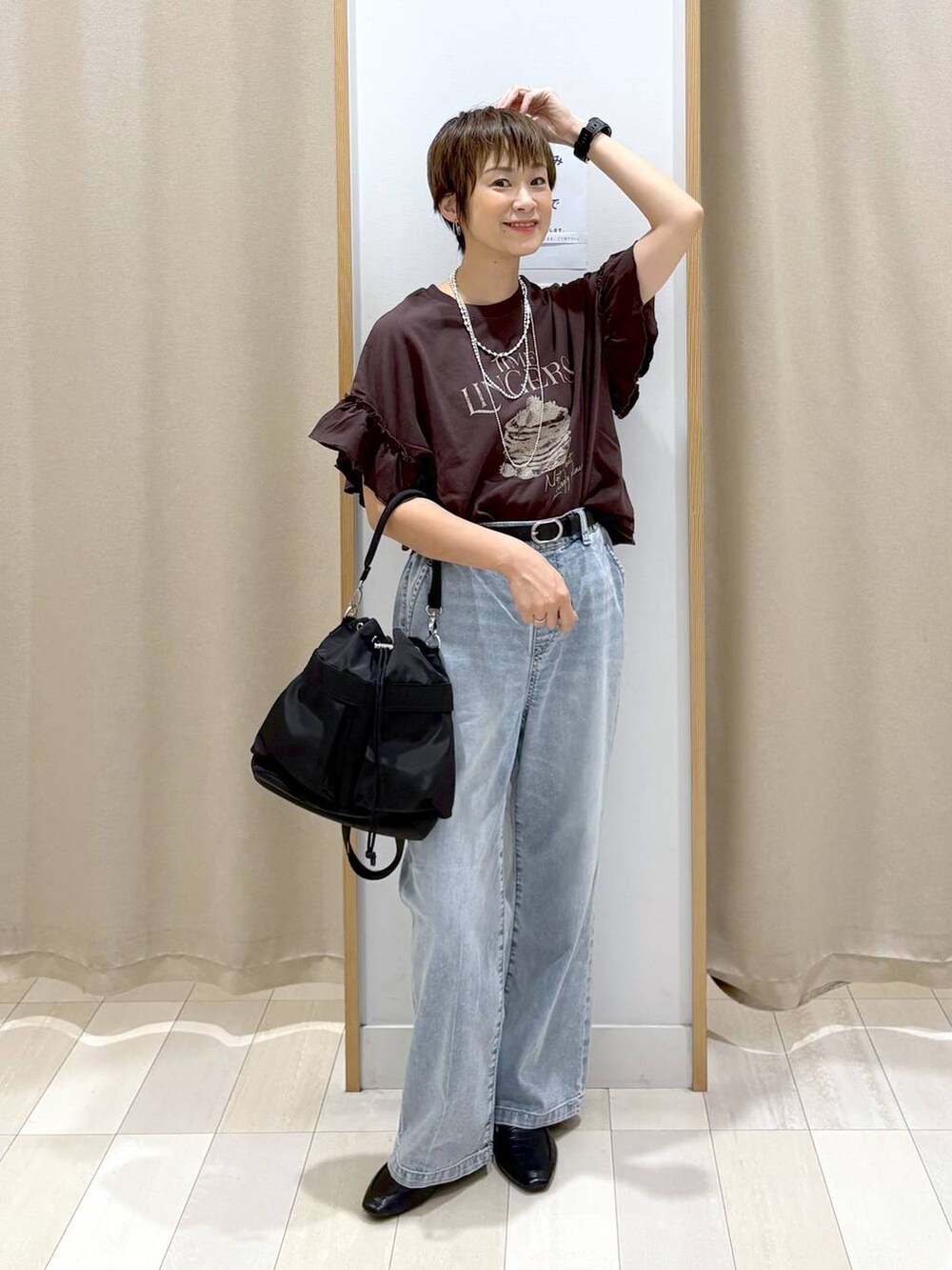 「カジュアル、ベーシック/シンプル、ママコーデ、体型カバー、ラフ、ゆったり、GLOBAL WORK、パンツ、着痩せ・細見え、デニムパンツ、Tシャツ、バッグ、ネックレス、夏コーデ」|「GLOBAL WORKのらくっション踏めるバブーシュ/136007(その他シューズ、ブラック系)」を使った、mahimahi0220さん(レディース・159cm)の夏コーディネートの4枚目の写真