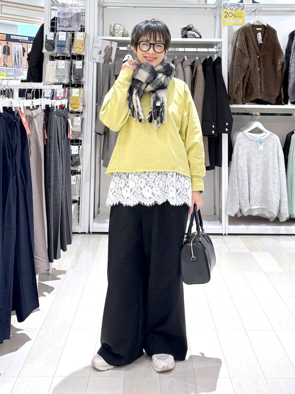 イエロー系のスウェット、ホワイト系のTシャツ/カットソー、ブラック系のその他パンツを着用したレディースの秋コーディネートの6枚目の写真