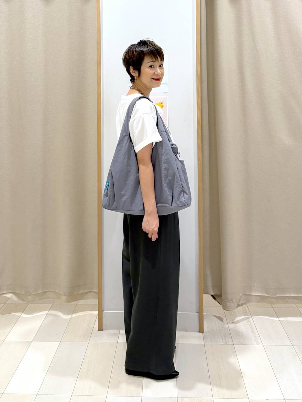 「カジュアル、ベーシック/シンプル、ママコーデ、体型カバー、ラフ、ゆったり、GLOBAL WORK、パンツ、モノトーン、トートバッグ、ワイドパンツ、Tシャツ、パンプス」｜「GLOBAL WORKのリッチクリーンプリントT半袖/147640（Tシャツ/カットソー、ホワイト系）」を使った、mahimahi0220さん（レディース・159cm）の夏コーディネートの2枚目の写真