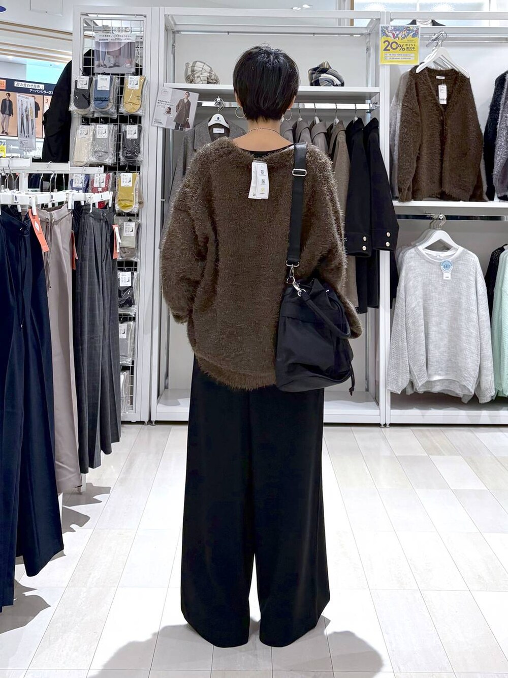 ブラック系のショルダーバッグ、ブラウン系のカーディガン/ボレロ、ホワイト系のTシャツ/カットソーを着用したレディースの秋コーディネートの3枚目の写真