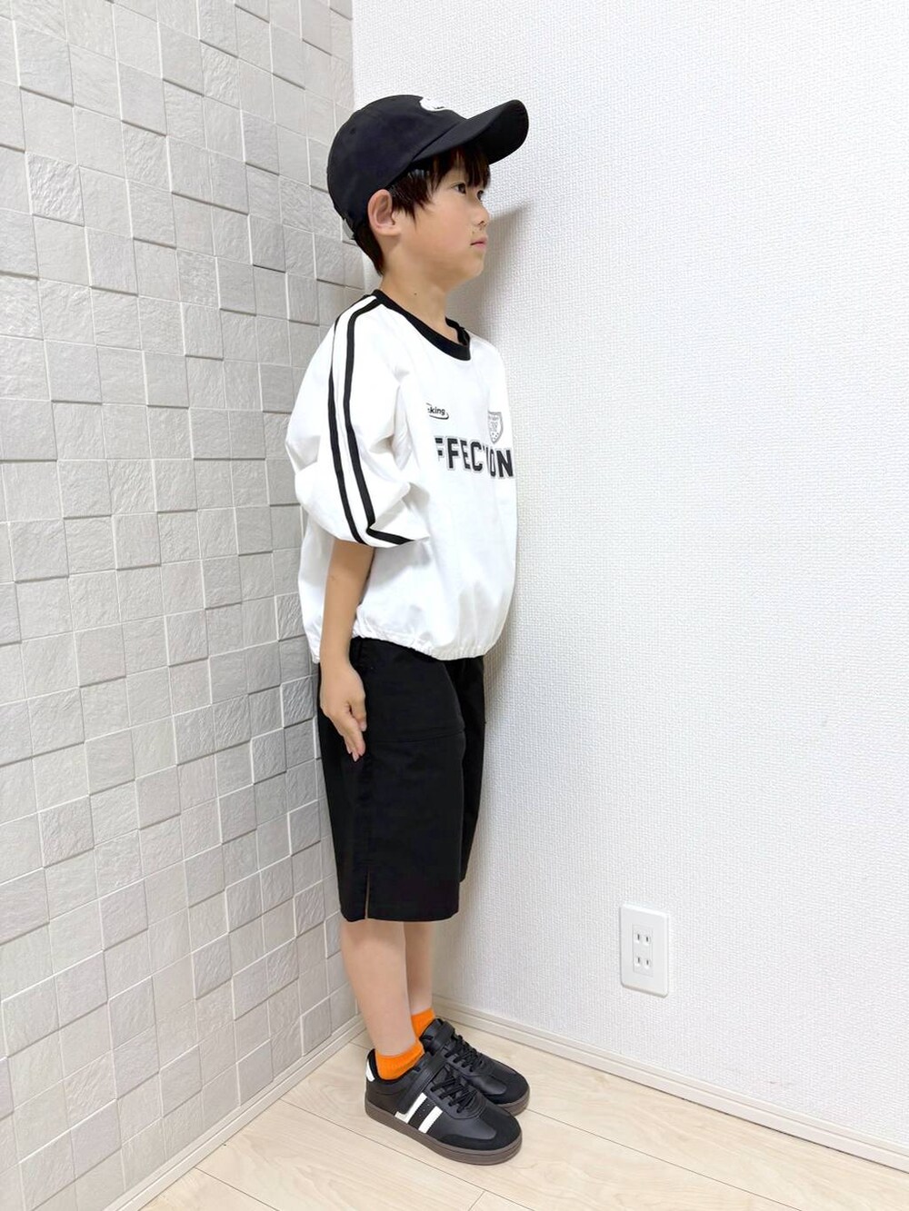 ブラック系のその他パンツ、ホワイト系のTシャツ/カットソーを着用したキッズの春コーディネートの2枚目の写真