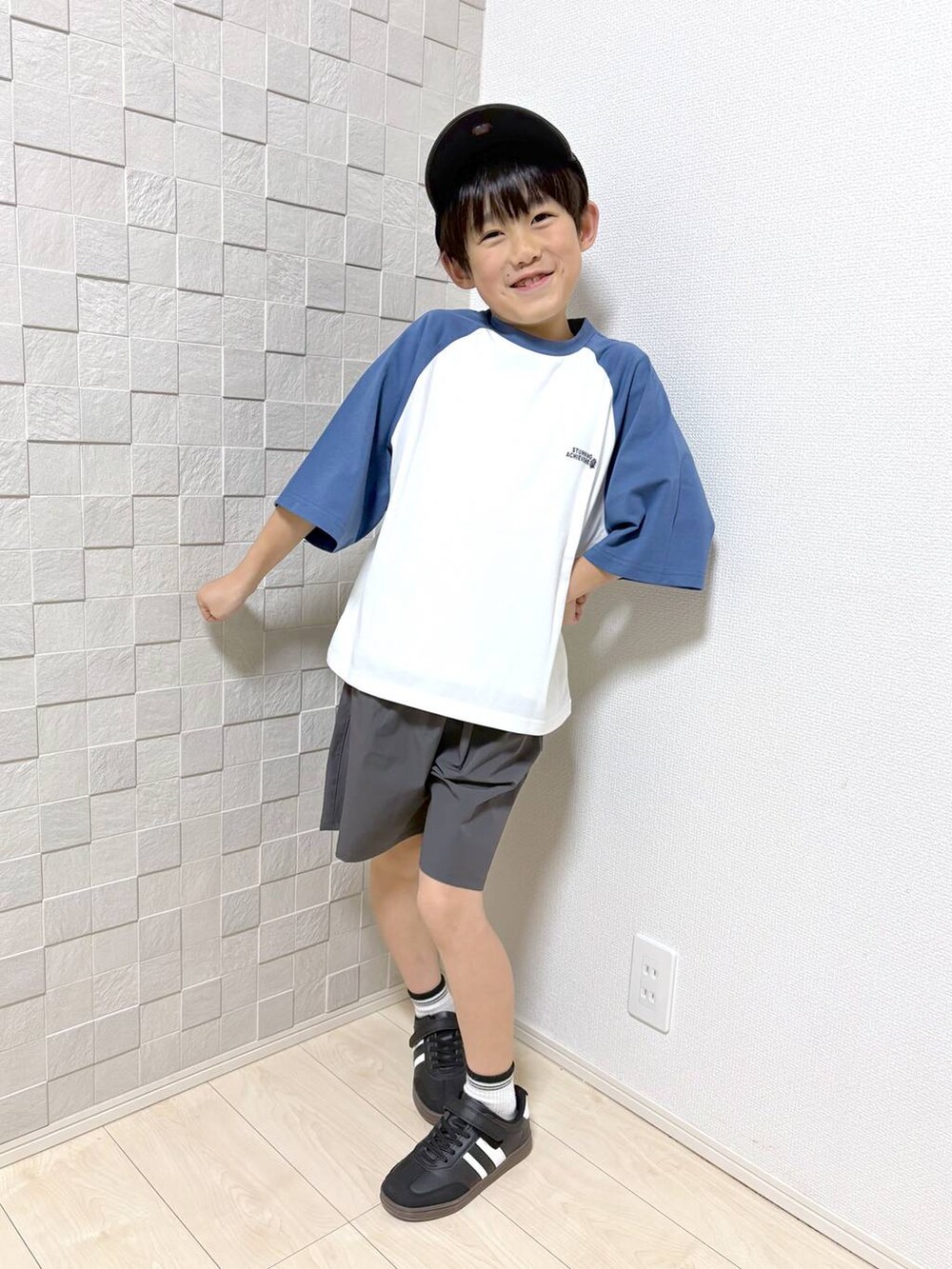 グレー系のその他パンツ、ホワイト系のTシャツ/カットソーを着用したキッズの春コーディネートの2枚目の写真