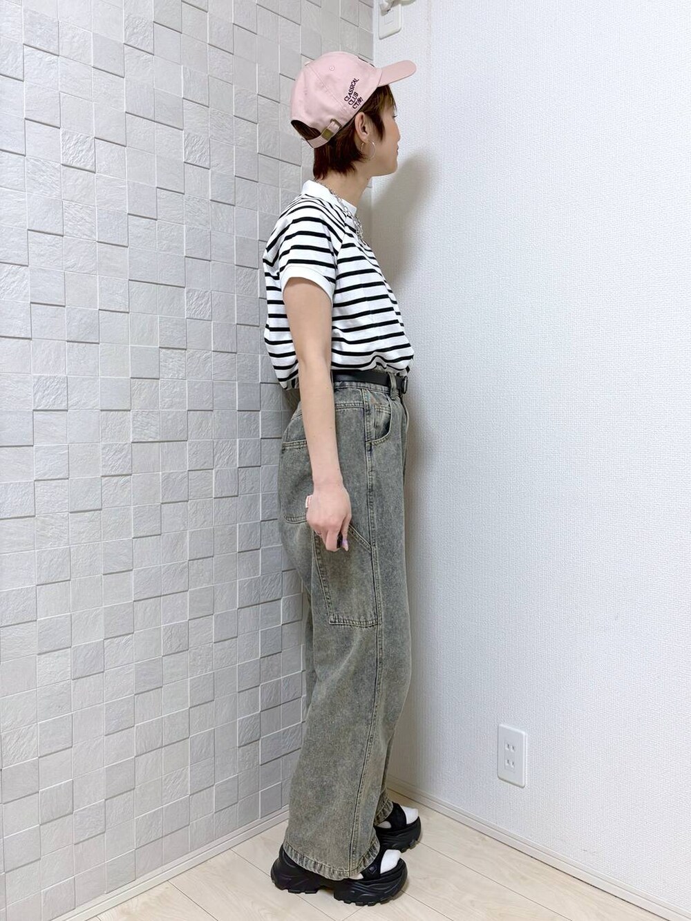 ブラック系のベルトを着用したレディースの春コーディネートの5枚目の写真