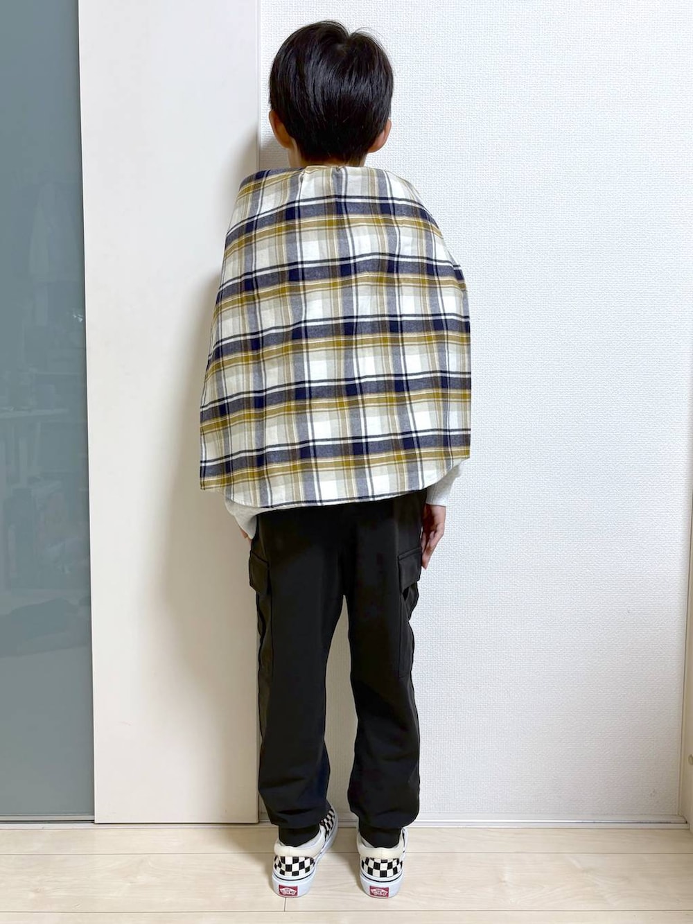 ベージュ系のシャツ/ブラウス、グレー系のスウェットを着用したキッズの秋コーディネートの3枚目の写真