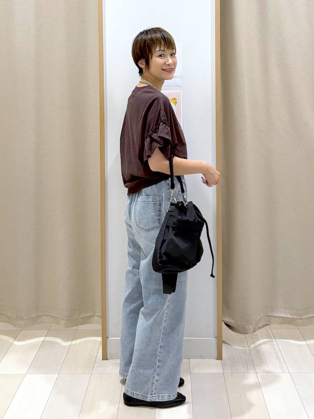 「カジュアル、ベーシック/シンプル、ママコーデ、体型カバー、ラフ、ゆったり、GLOBAL WORK、パンツ、着痩せ・細見え、デニムパンツ、Tシャツ、バッグ、ネックレス、夏コーデ」|「GLOBAL WORKのらくっション踏めるバブーシュ/136007(その他シューズ、ブラック系)」を使った、mahimahi0220さん(レディース・159cm)の夏コーディネートの2枚目の写真